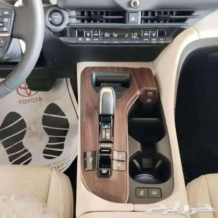كراون بريميوم ابيض 2025 8