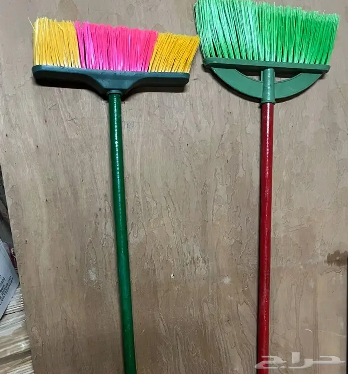 مكنسة مع عصى خشب مغلف 0