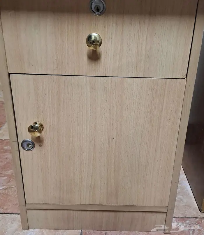 طاولة صغيرة بأدراج 1