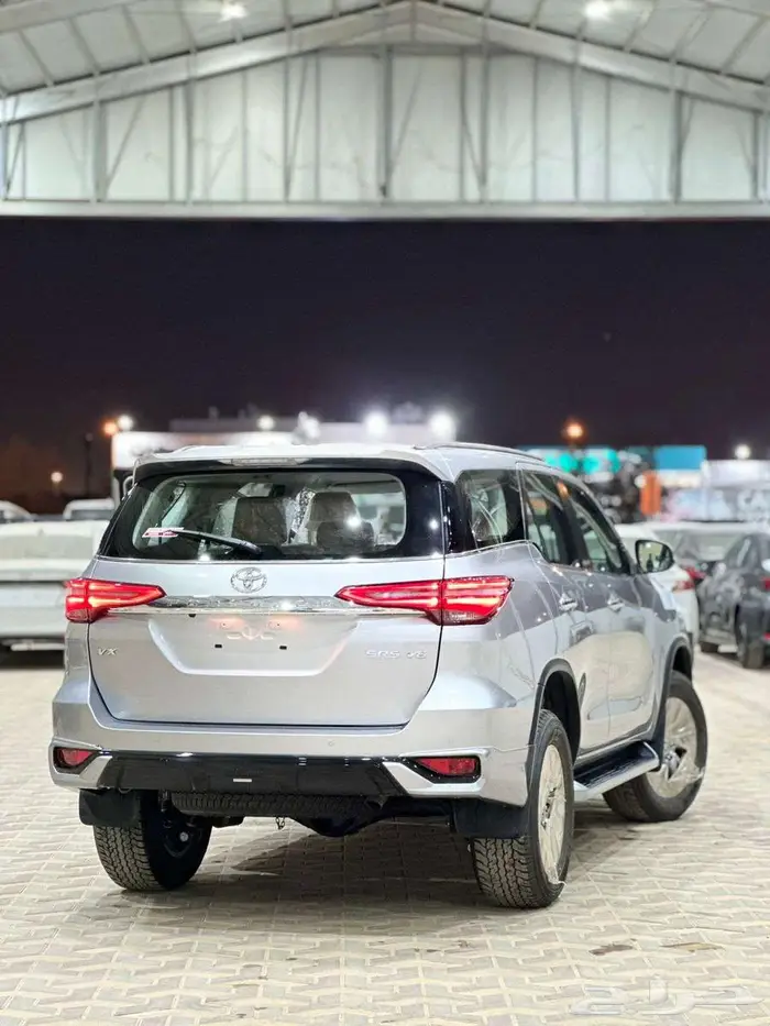تويوتا فور تشنر - VX3 _ 2025 ابيض - فضي 5
