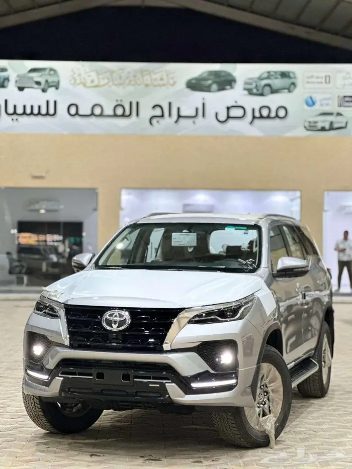 تويوتا فور تشنر - VX3 _ 2025 ابيض - فضي 1