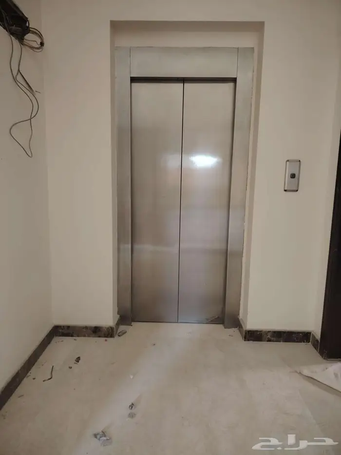 مصعدمستعمل للبيع استعمال نظيف جدا 0