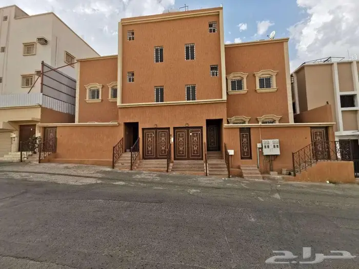 عمارة مكونه من اربع شقق في حي البوادي 0