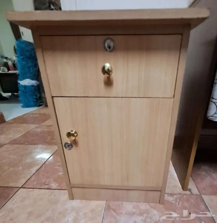 طاولة صغيرة بأدراج 0
