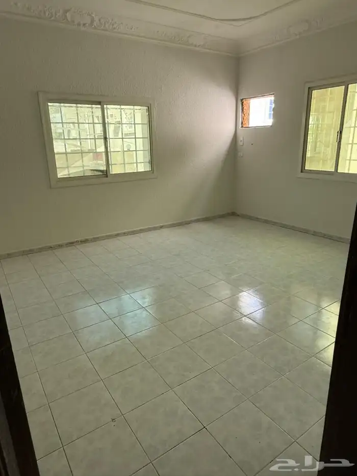 شقة للايجار بحي السامر 4 غرف 5