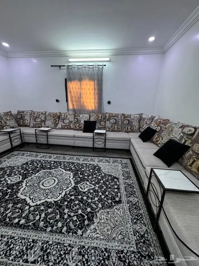 كنب مستعمل نظيف مع اربع طاولات وعربية تقديم 1