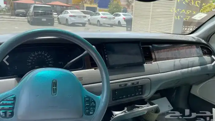 لينكون تاون كار 1998 للبيع Lincoln 9