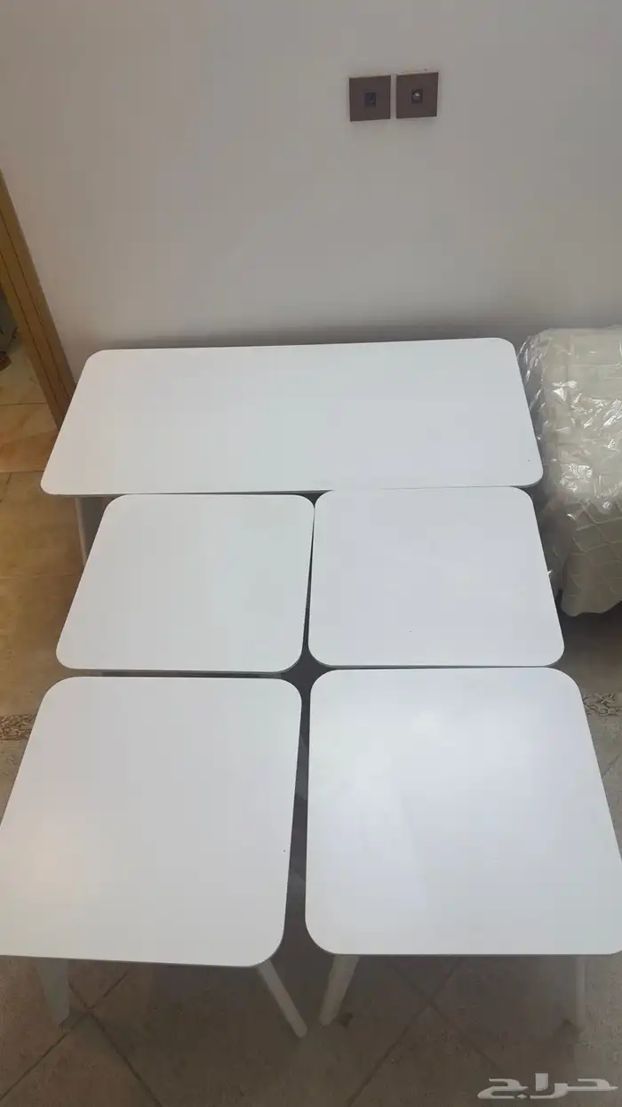 طاولة قهوه مع 4 طاولات خدمة 0