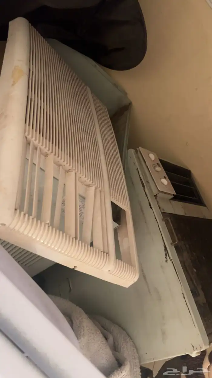 يوجد لدي مكيف شباك و سرير حديد يتطبق 1