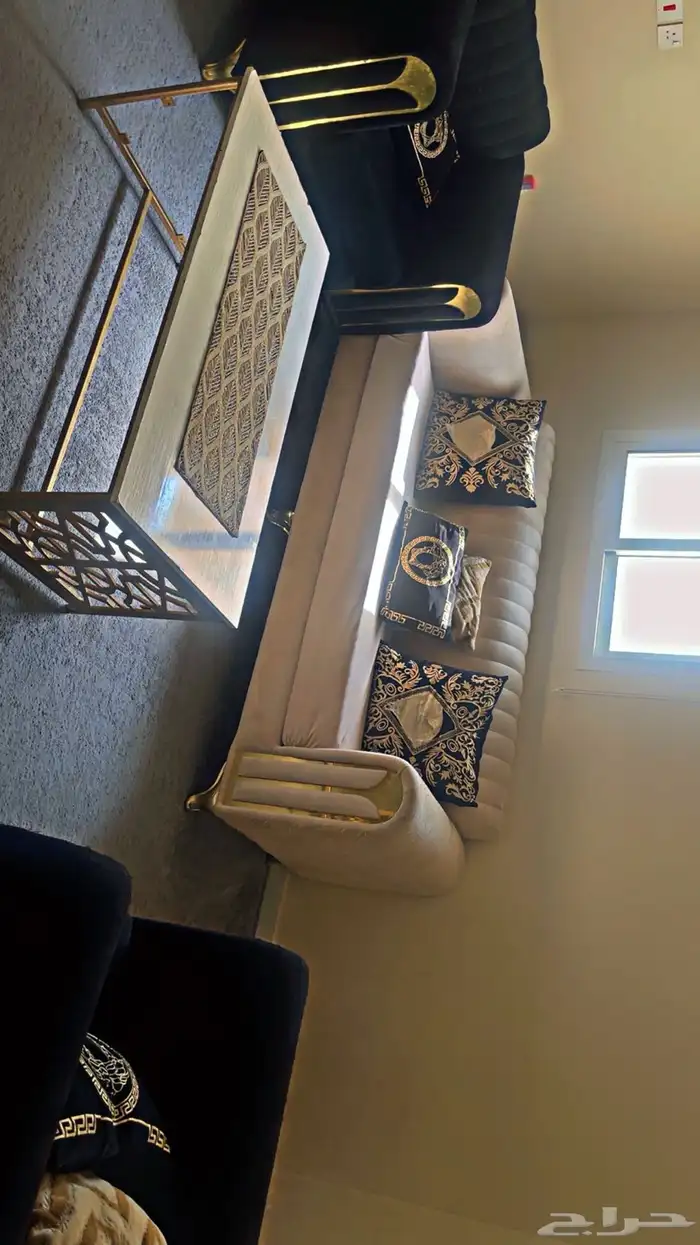 طاولة طعام وكنب نظيف 2