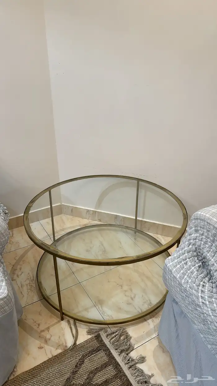 طاولة ومراية 0
