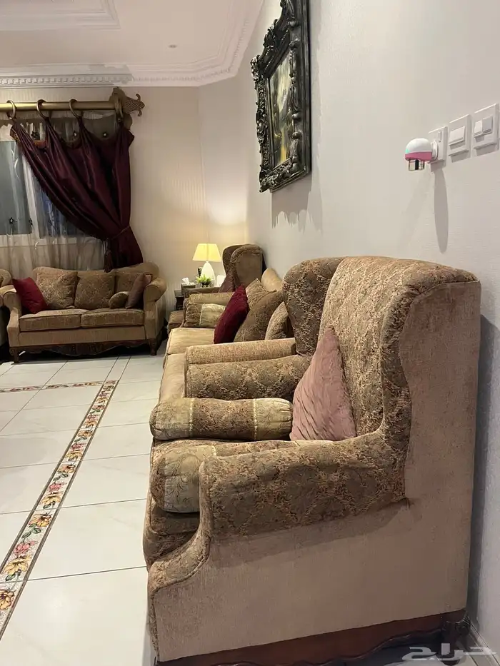 للبيع كنب امريكي ستائر وطاولتين ولوحة فنية 0