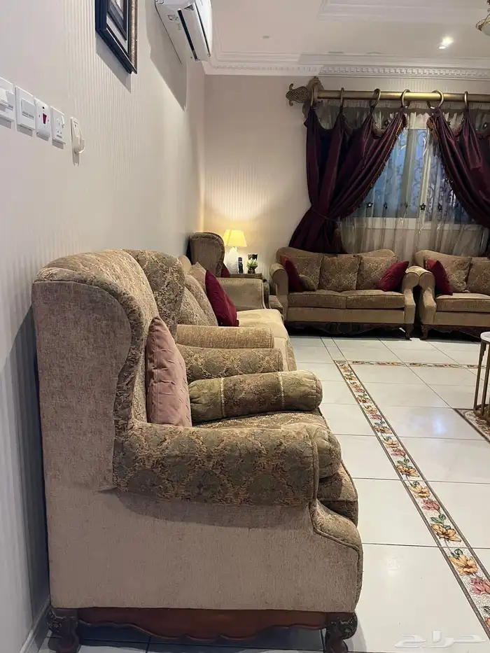 للبيع كنب امريكي ستائر وطاولتين ولوحة فنية 2