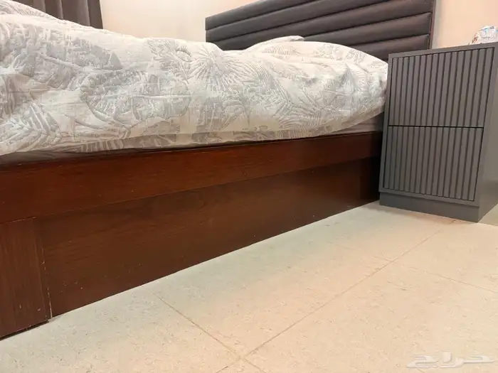 غرفة نوم مكونة من سرير كنج 200 180  2 كومادينا  تسريحة 1