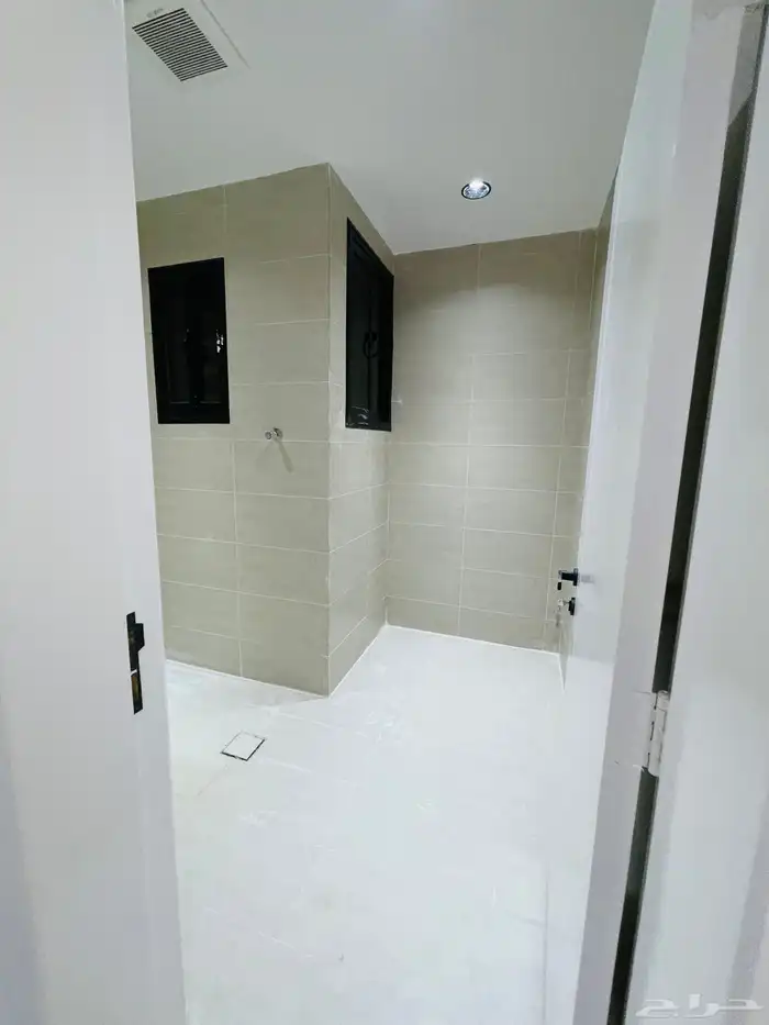 للبيع الآن شقق تمليك علوي مع سطح السعر 500 الف حي الضيافة 17