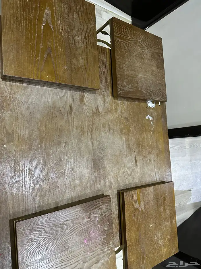 طاولة خشبية مع اربع طاولات خدمه 0