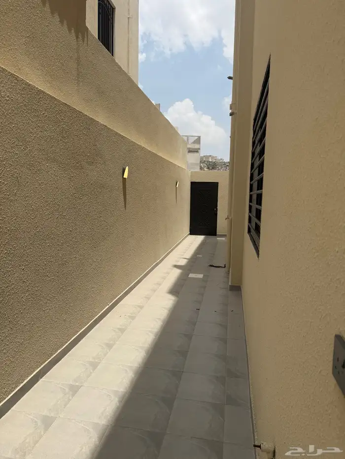 للبيع أدوار أرضيه بحوش وشقق علويه حي الزهور المحاله ابها 14