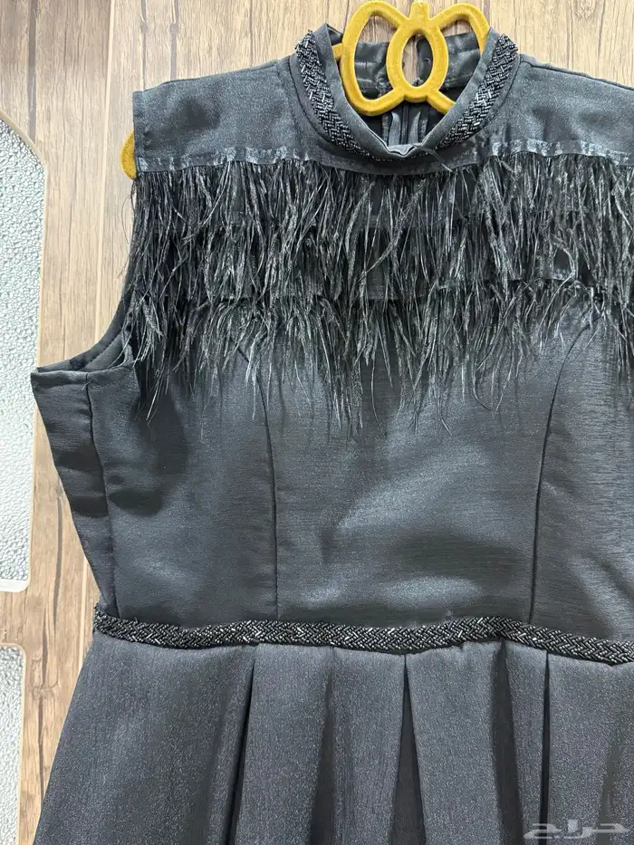 فستان لون اسود لامع على الخفيف 1