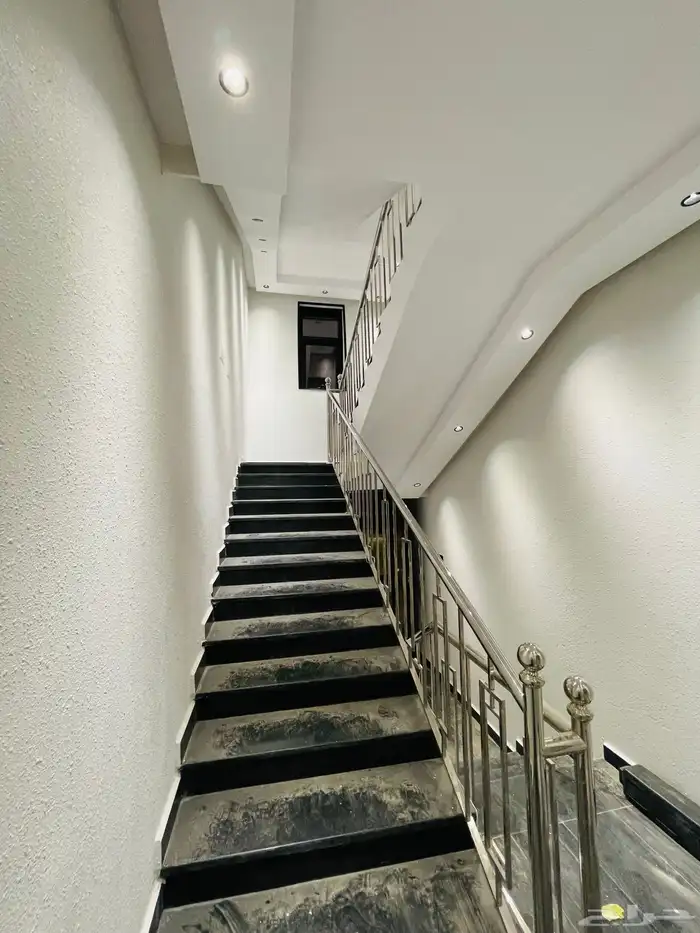 للبيع الآن شقق تمليك علوي مع سطح السعر 500 الف حي الضيافة 9