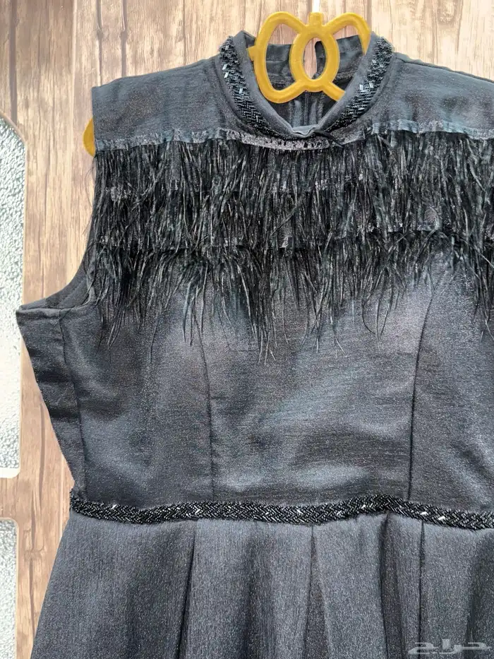 فستان لون اسود لامع على الخفيف 2