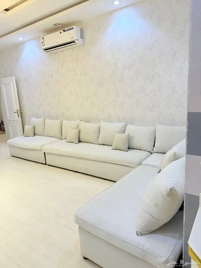 كنب ابيض اربع قطع يحتاج الا تنظيف فقط مع طالوله تعتبر طقم 0