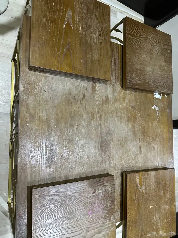 طاولة خشبية مع اربع طاولات خدمه 1