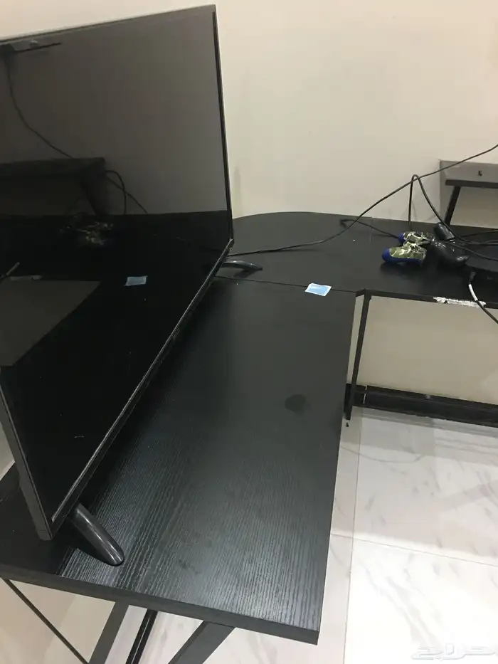 للبيع سوني فور وا يدتين وا شاشه 39 بوصه وا طاوله حرف L 1