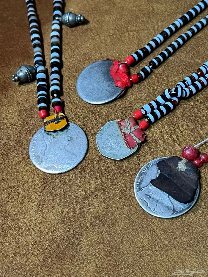 4ريال فرنسي  خرز عسيلي مع فضه 3
