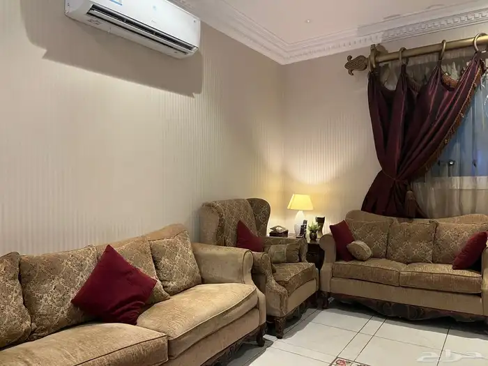 للبيع كنب امريكي ستائر وطاولتين ولوحة فنية 1