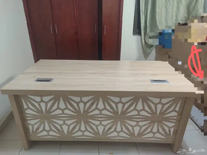 مكتب شبه جديد مع أدراجه 1