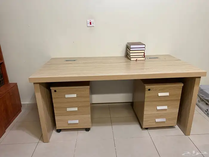 مكتب شبه جديد مع أدراجه 0
