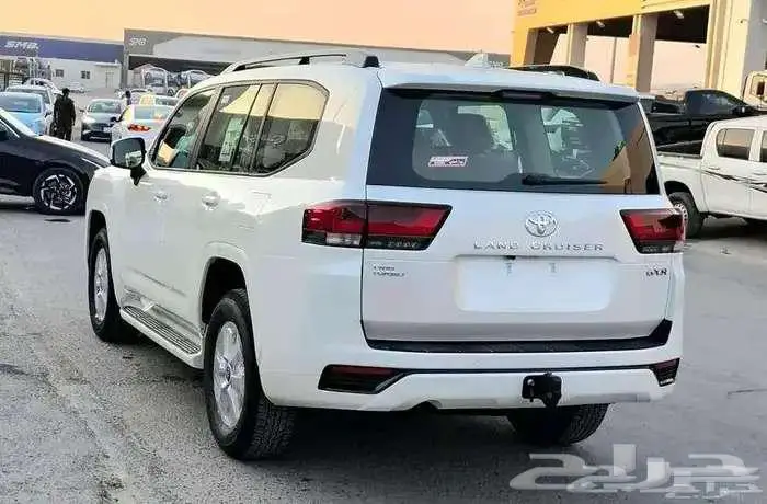 عرض اليوم تويوتا لاندكروزر GXR2 بنزين 2025 كاش اسعار متميزه 3