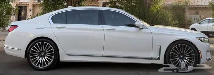 بي ام دبليو 740 2020 لون ابيض داخلية هلوز مع لوحه فردية 14