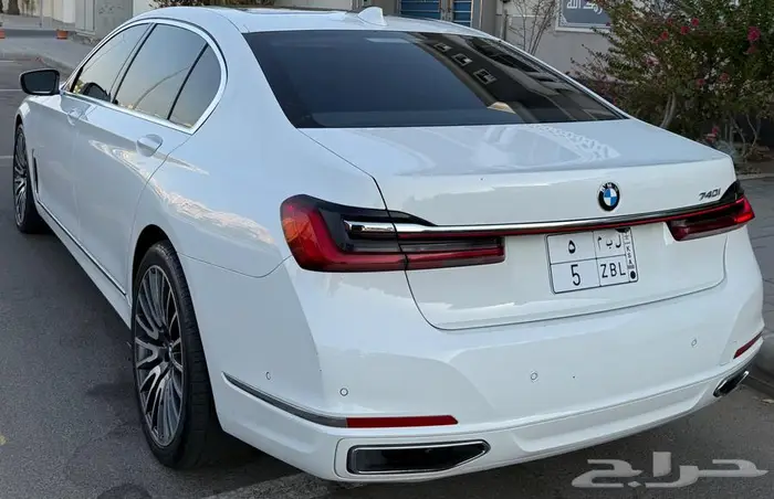 بي ام دبليو 740 2020 لون ابيض داخلية هلوز مع لوحه فردية 18