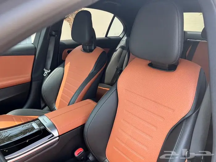 مرسيدس C 2024 AMG لون داخلي جملي وأسود 9