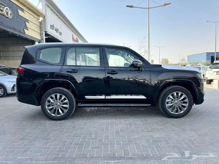 تويوتوا جي اكس ار رقم 4 بنزين - 2025 - عبد اللطيف جميل 3