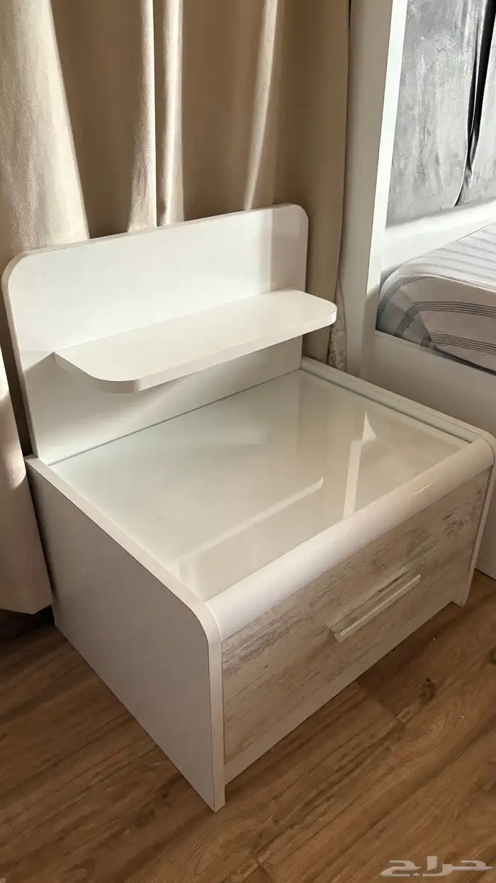 سرير مع مرتبه وطاولتين للبيع 2