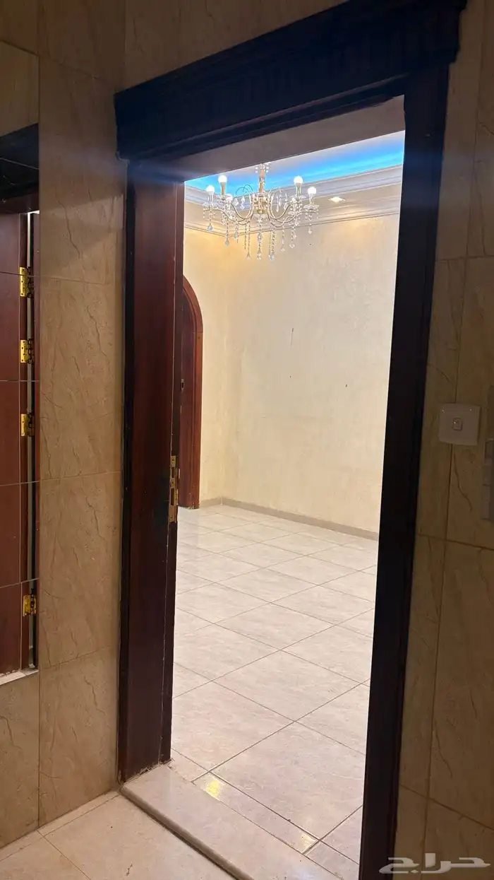 شقتين كبيرة ومميزه ويوجدغرفة حارس الشقق 4 غرف خلف قصر امنية 9
