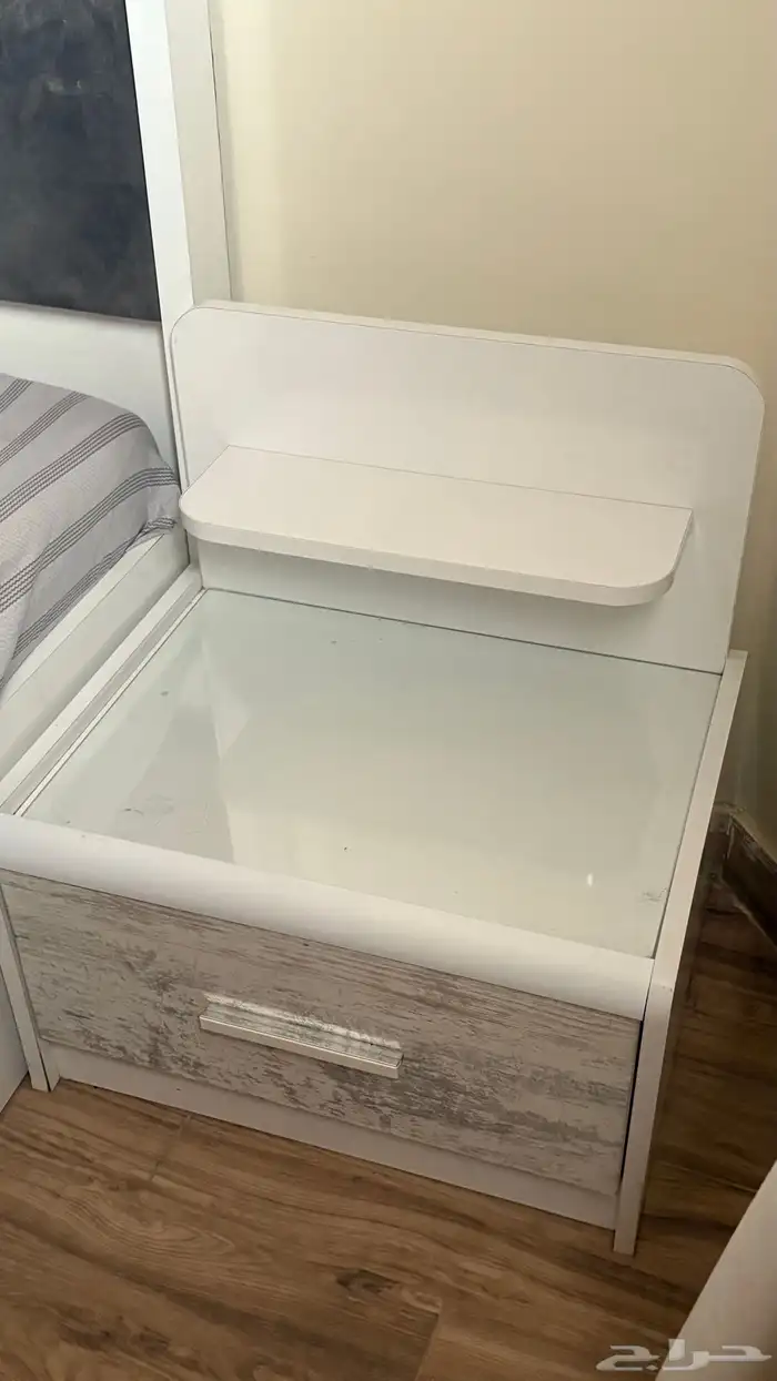 سرير مع مرتبه وطاولتين للبيع 3