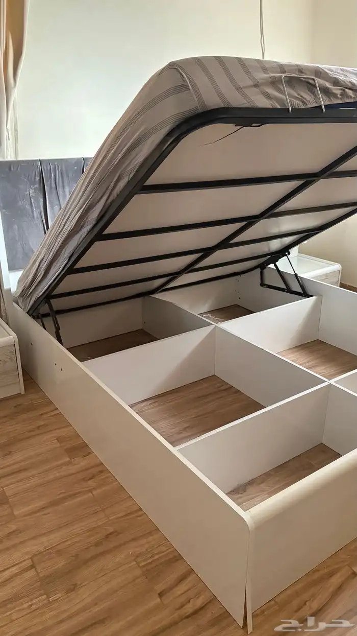 سرير مع مرتبه وطاولتين للبيع 6