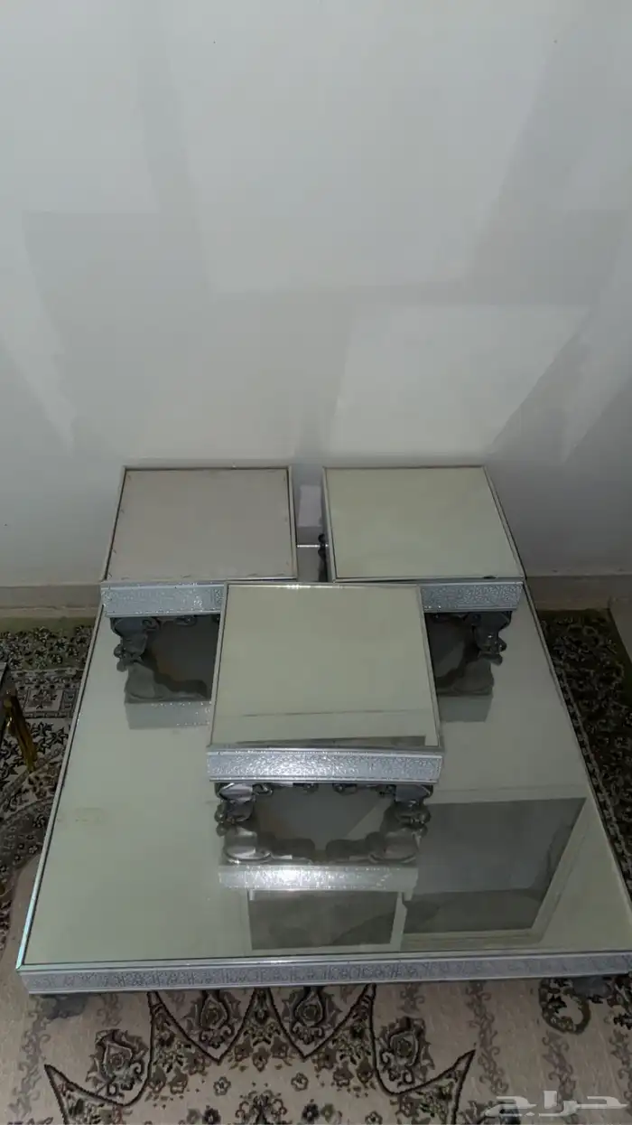 طاوله وحده كبيره وا ثلاث صغار وحده بدون قزاز 0