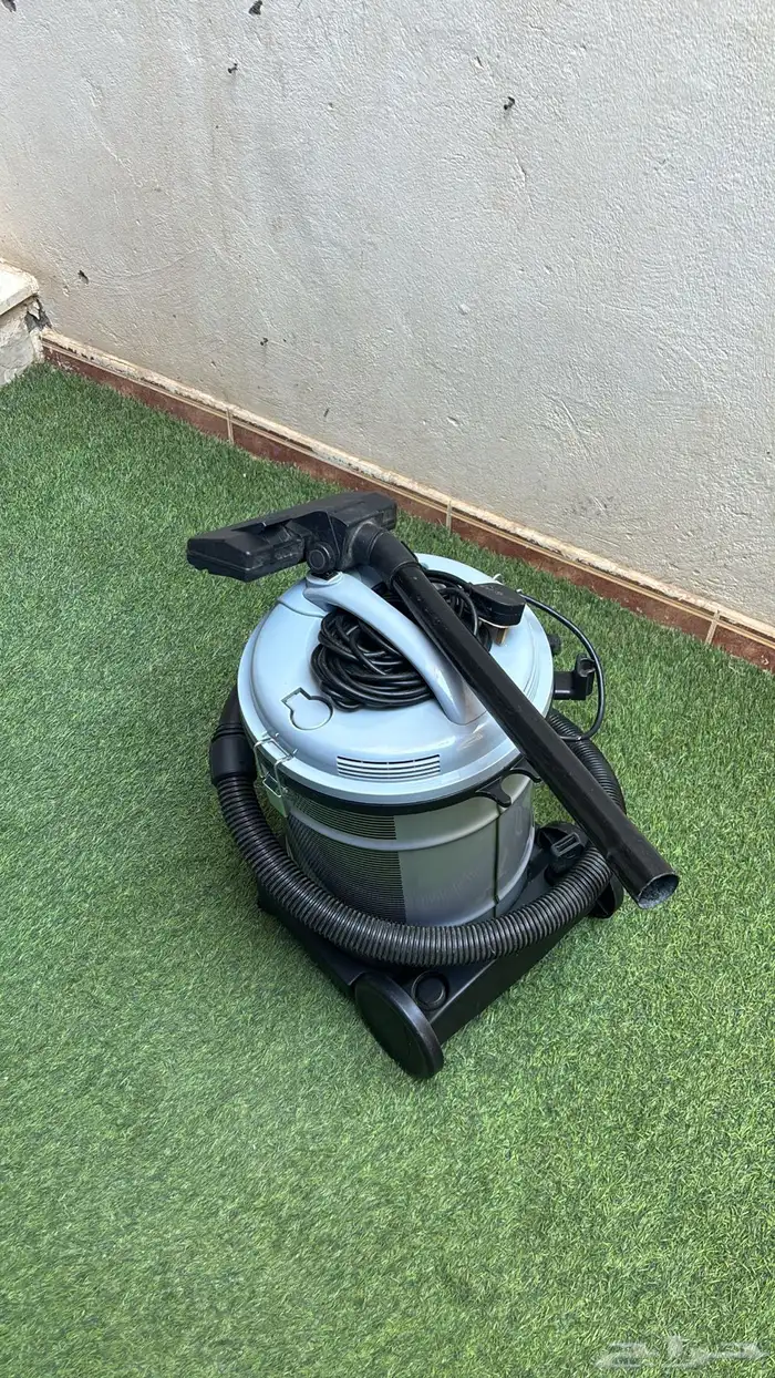 مكنسه كهرباء 1800 واط للبيع اموره تمام بس فيه كسر على العصى 0