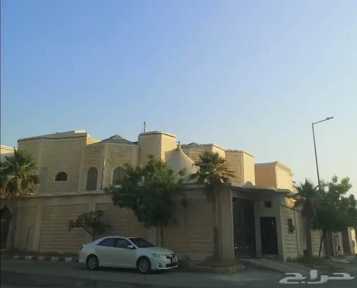 للبيع فيلا بقيمة ارض بحي الخليج 1