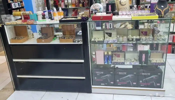 ديكور محل   ارفف   طاولتين 3
