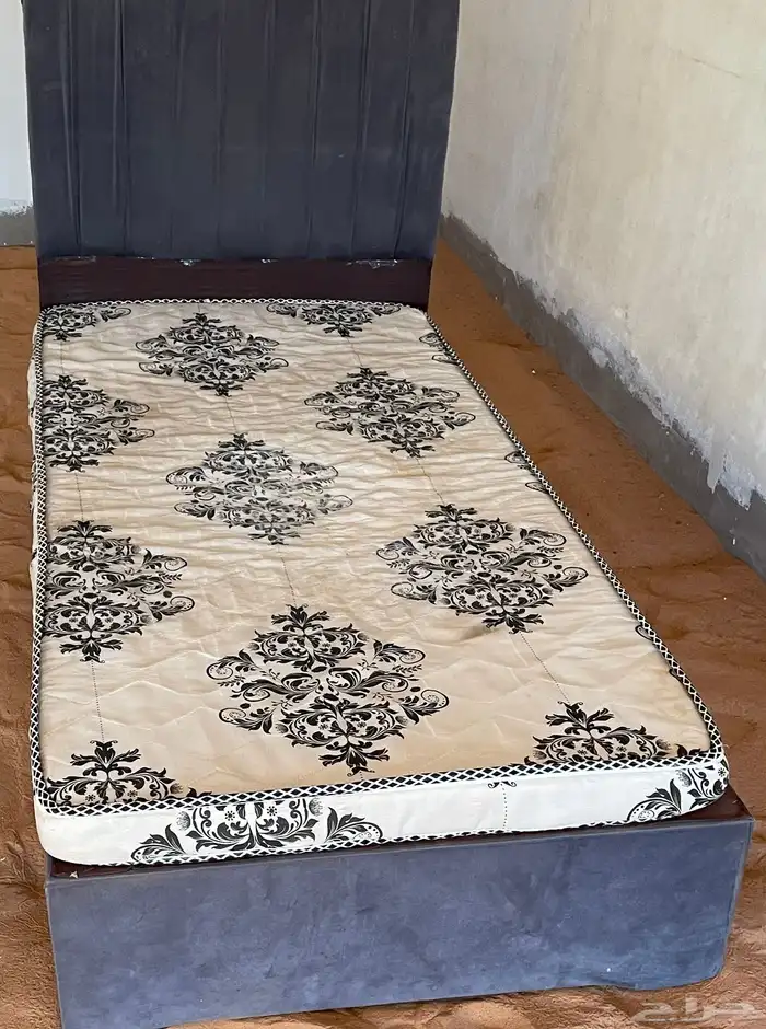 كنب. ودولاب. وسرير. وطاوله 5