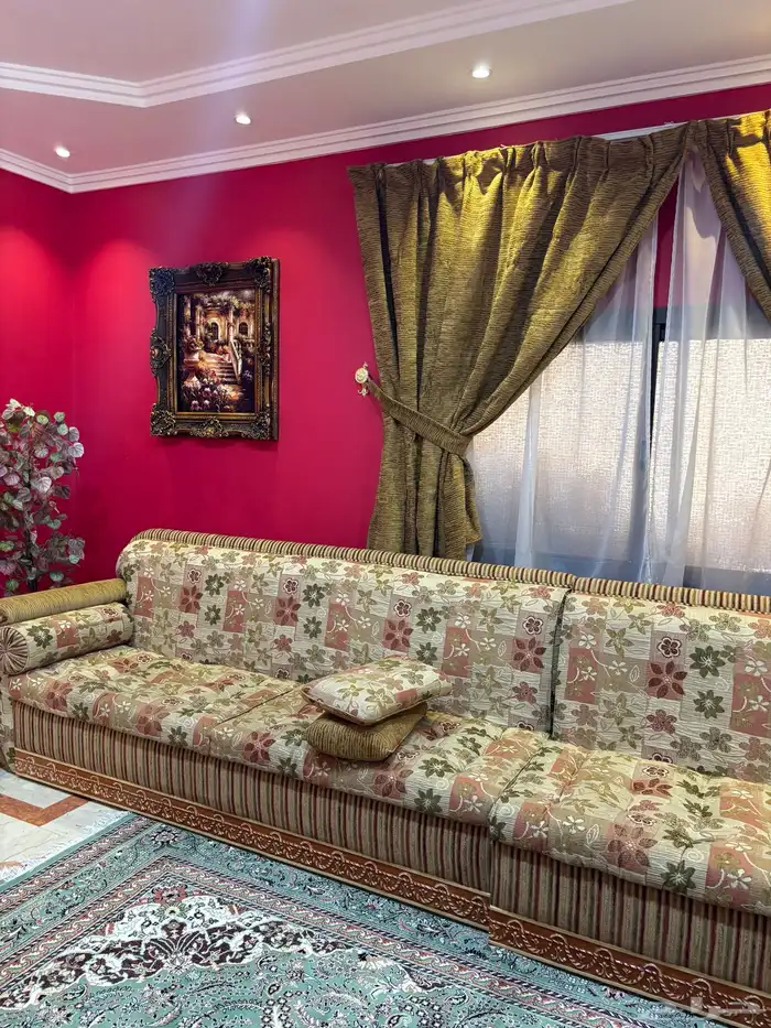 كنب متواصل وستاير 2 ولوحات 2 وصندوق مصالي ومنظر ورد زجاجي 5
