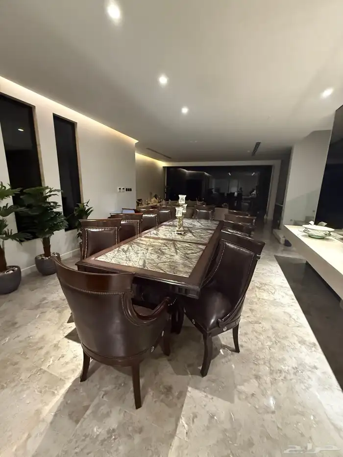 للبيع طاولة طعام مع بوفيه 10 كراسي 2