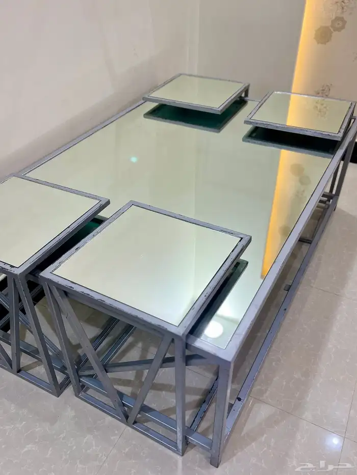 طاوله مع 4 خدمات 1