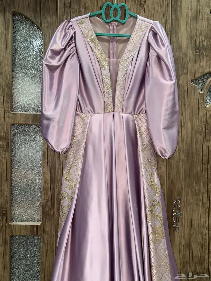 فستان قماش حرير ولونه بنفسجي لامع 0