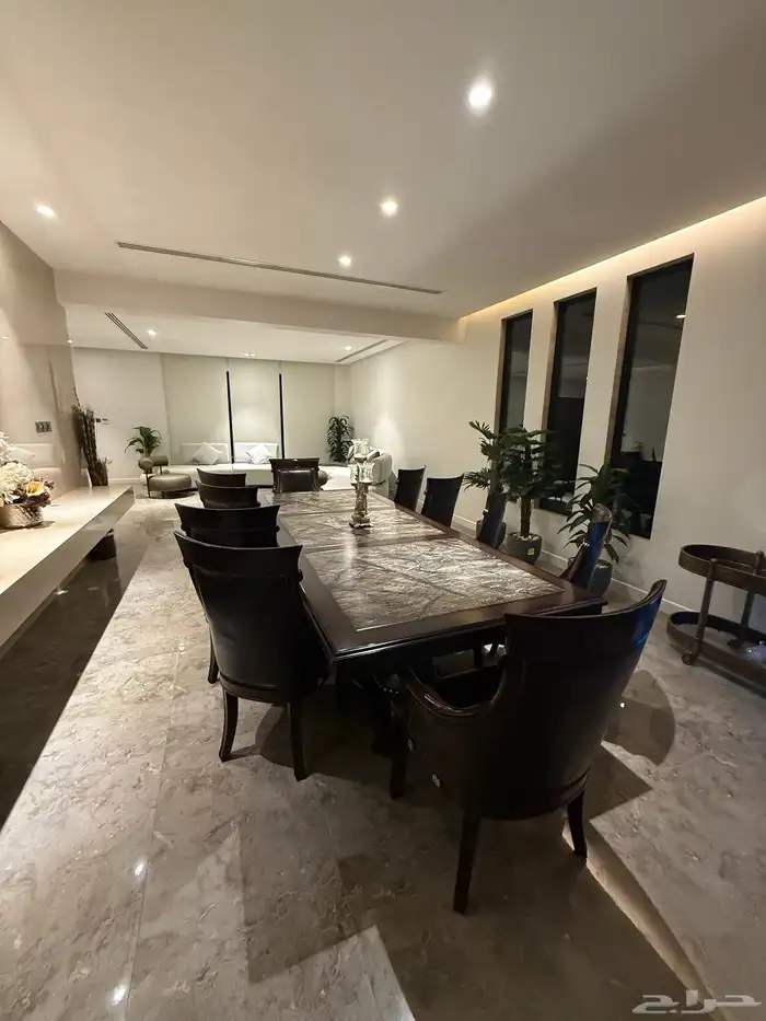 للبيع طاولة طعام مع بوفيه 10 كراسي 1